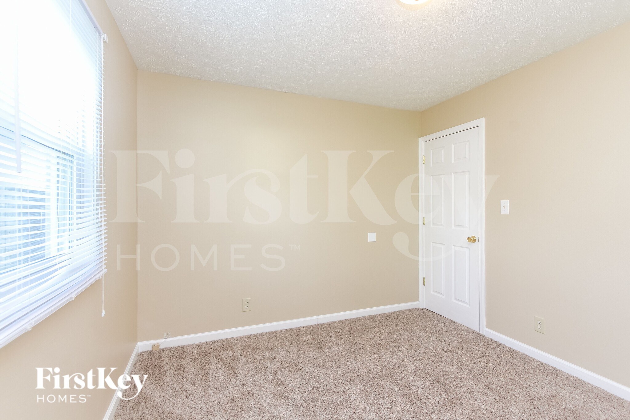 Building Photo - 702 Delbrook Dr