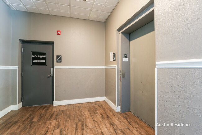 Building Photo - 910 W 25th St