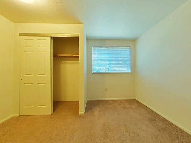Building Photo - 2 Bedroom Apartment ~ Near Lilly Park