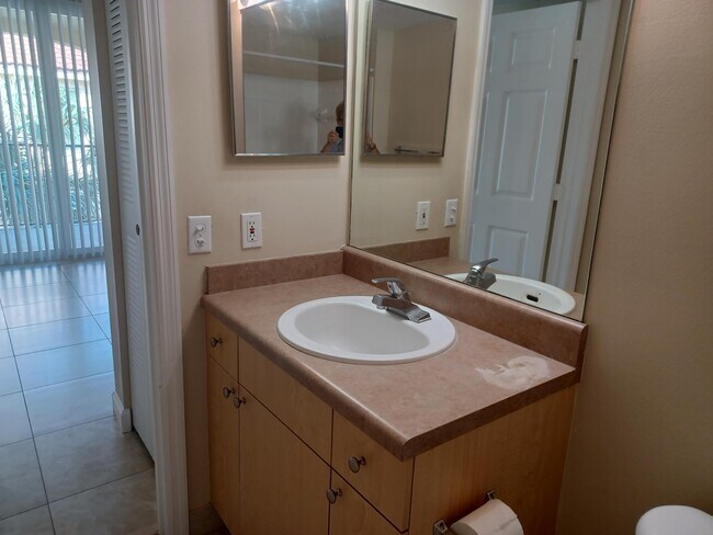 Building Photo - 818 Villa Cir