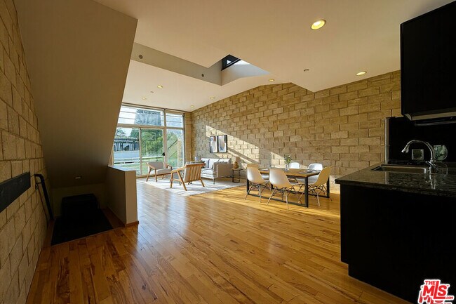 Building Photo - 717 Highland Ave