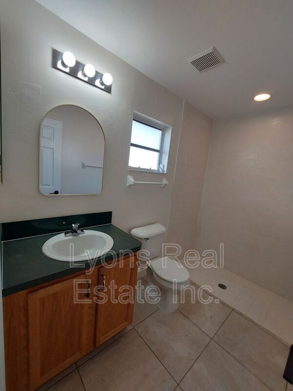 Building Photo - 611 SE 5th St