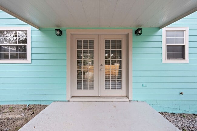 Building Photo - Beautifully Updated Townhouse