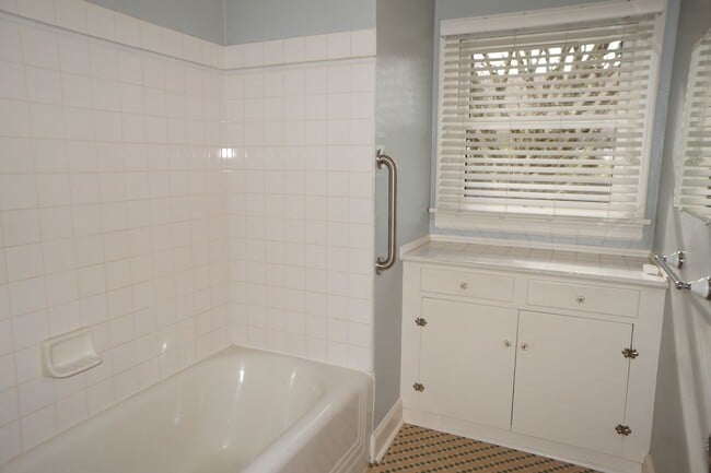 Building Photo - NE Portland - Irvington 3-bedroom Beauty!