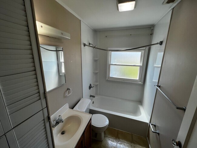 Building Photo - Nice 2 Bedroom / 1 Bathroom Unit - Great L...