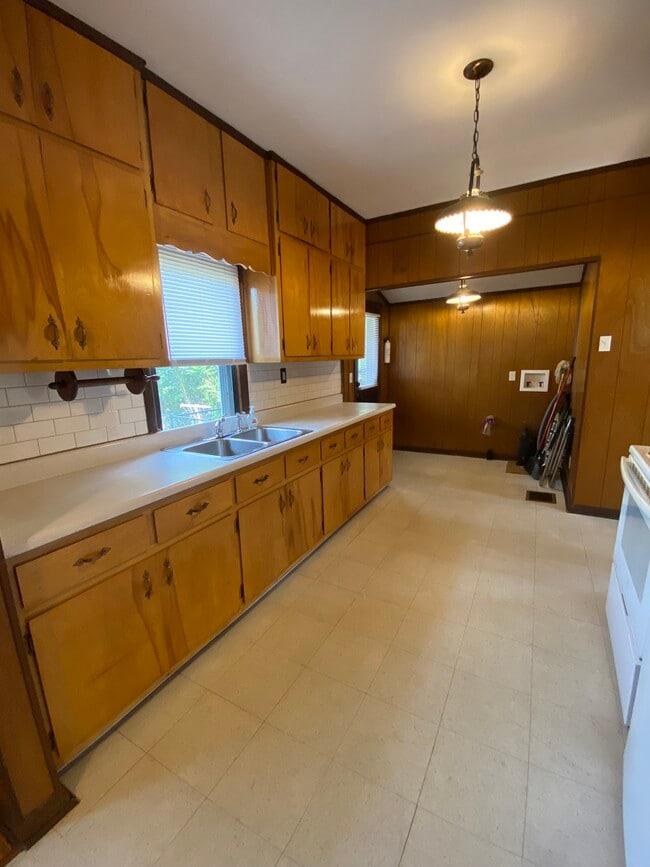 Building Photo - 1502 Debow St