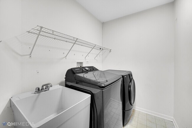 Building Photo - 2047 Ivy Ridge Dr