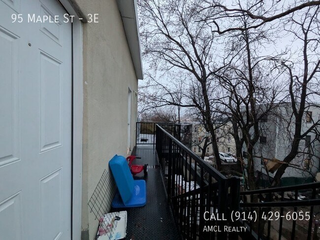 Building Photo - 95 Maple St