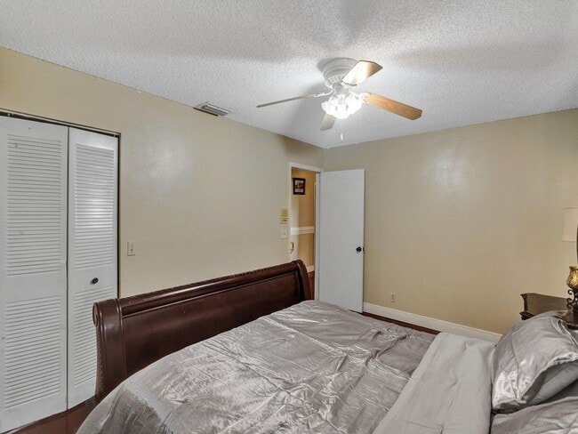 Building Photo - 9610 Dunhill Dr