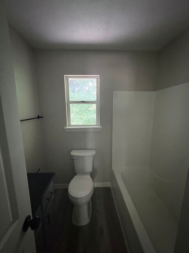 Building Photo - 2 Bedroom Townhome in Flowery Branch!