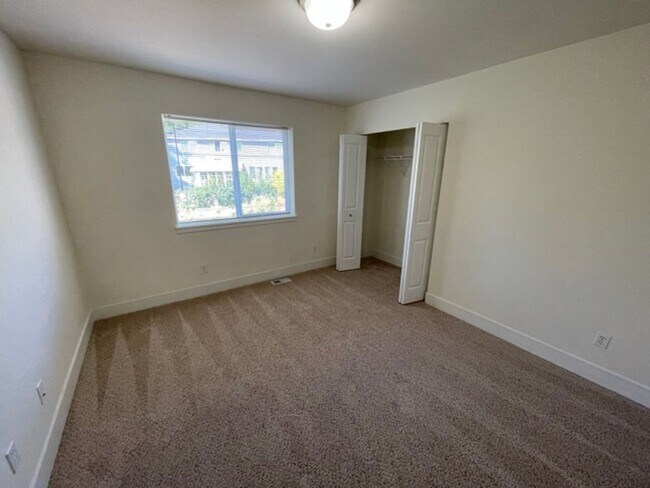Building Photo - Extremely Spacious 5BD/3BTH Home For Lease...