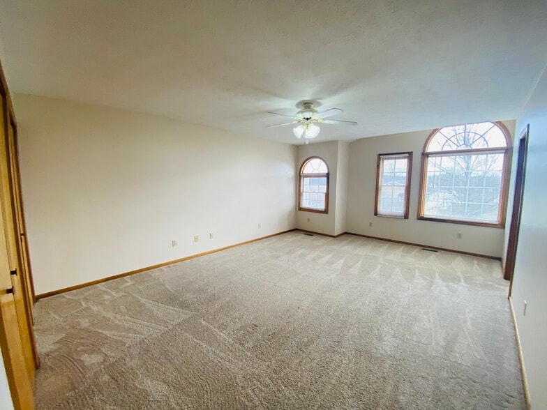 Building Photo - 7491 Shisler St NE