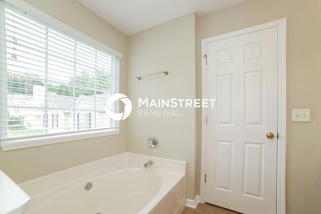 Building Photo - 3 Bedroom Pet-Friendly Home in Flowery Branch, GA with Main Street Renewal
