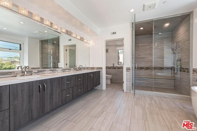 Building Photo - 312 S Palm Dr