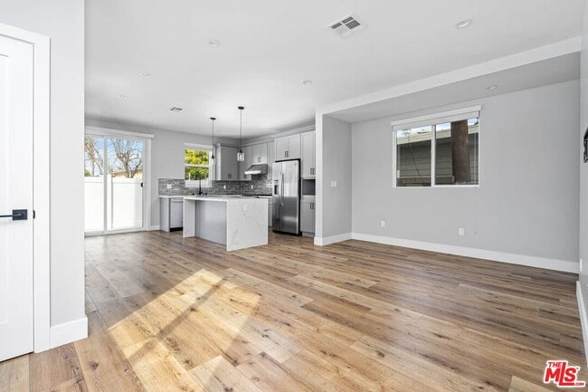Building Photo - 3113 Hollydale Dr