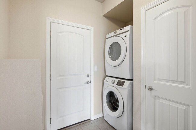 Building Photo - 3 Bedroom Townhome in Fort Collins