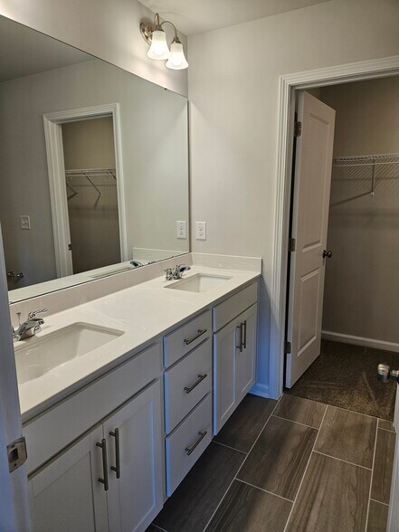 Building Photo - 530 Light Oak Way