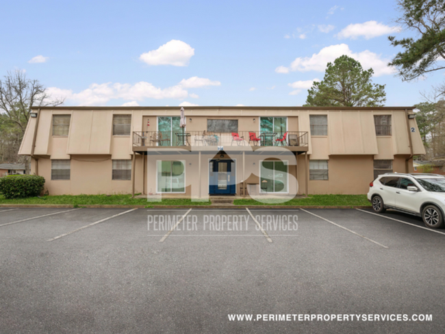 Building Photo - FULLY RENOVATED UNIT!!! WITH ONE MONTH REN...