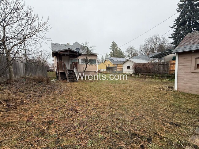 Building Photo - Full of Historic Charm & Character - Perry District  3 Bed/1 Bath Home