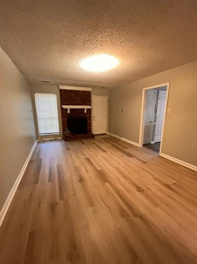 Building Photo - ~HALF OFF FIRST MONTH'S RENT~ Charming 3-Bedroom Home in Bartlett-Spacious & Move-In Ready!