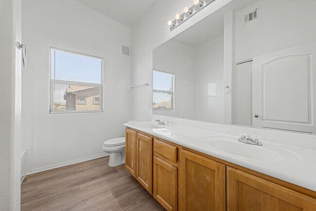 Building Photo - Gated 3 Bedroom condo located just off 215 & Eastern!