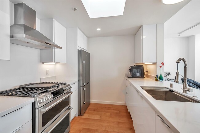 Building Photo - 69 Clementina St