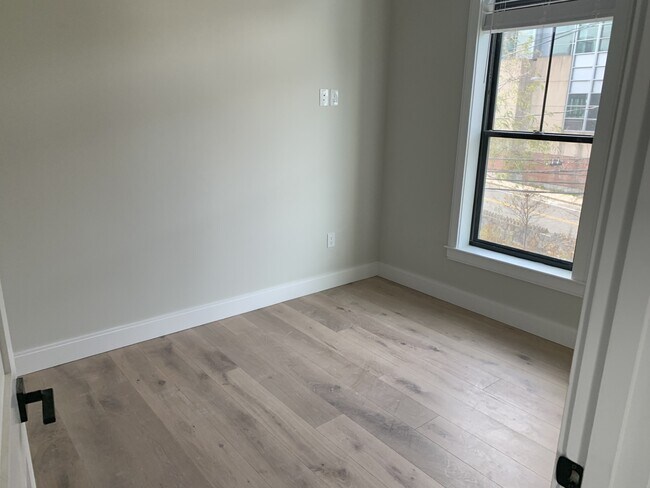 Building Photo - 155 Everett St