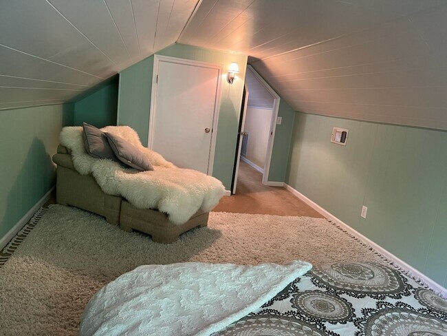 Building Photo - Welcome to this charming 3 bedroom, 2 bathroom house located in  Nevada City