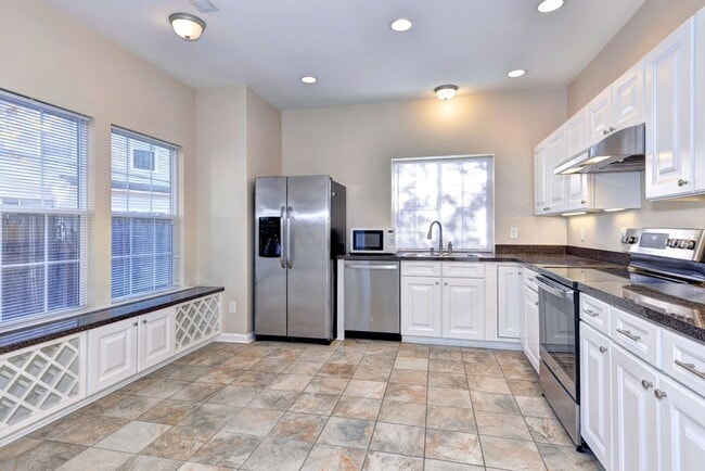 Building Photo - Updated Kiln Creek Home