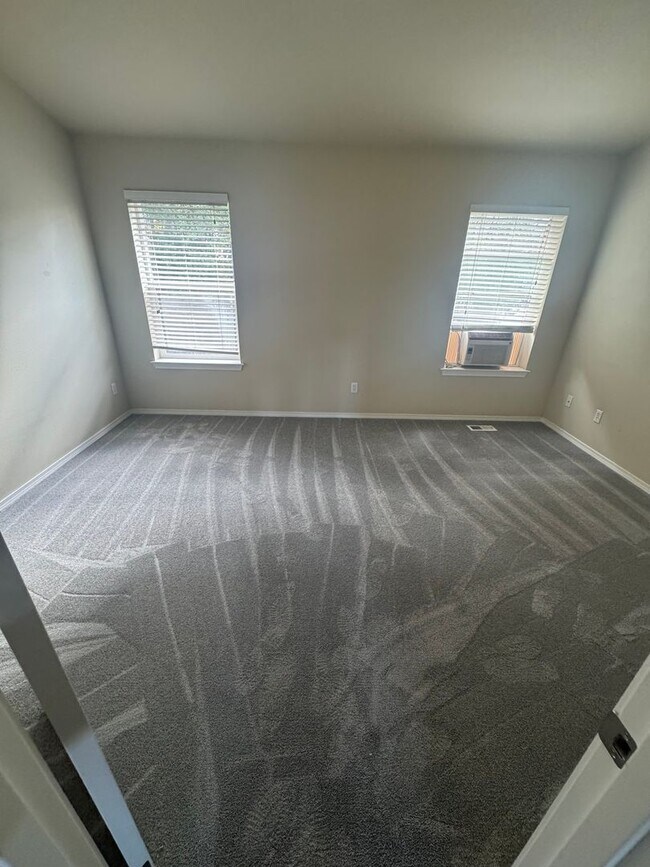 Building Photo - Three Bedroom, 2 Bath Home with New Carpet...