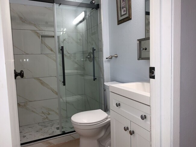 Building Photo - Spacious 3 Bed 2.5 bath Kent Split-Level home