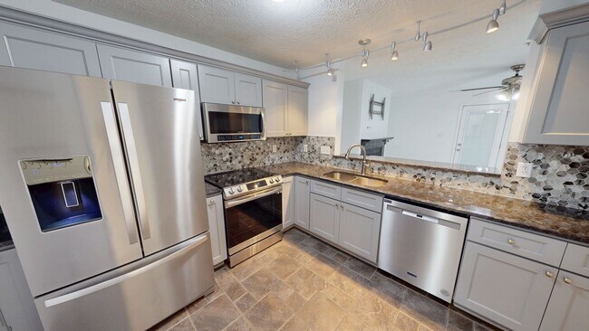 Building Photo - 3 Bedroom Condo in Kings Grant w/ Luxury Updates!