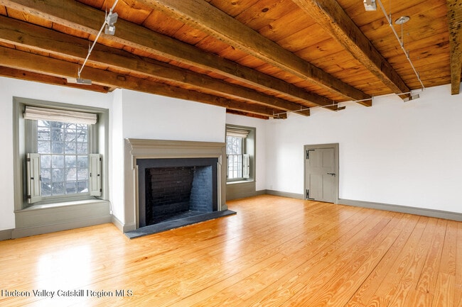 Building Photo - 43 Crown St