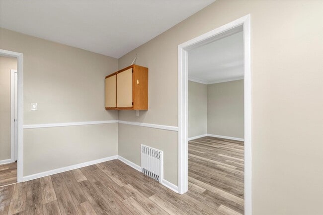 Building Photo - 260 Roslyn Rd