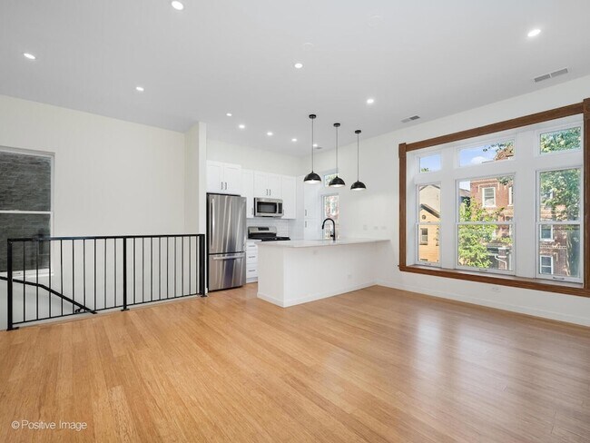 Building Photo - 842 N Wolcott Ave