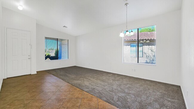 Building Photo - Clean and Cozy home in desirable area!