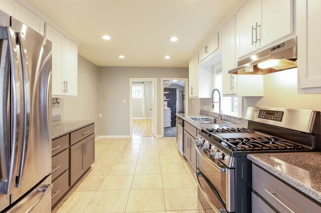 Building Photo - Beautiful 3 Bedroom Home In Millsmont!