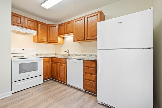 Building Photo - Carrboro 2 Bedroom/1Bathroom Unit! Adorabl...