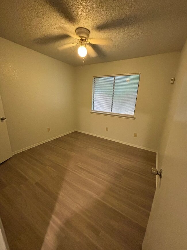 Building Photo - 3/2 in the Heart of North Austin!