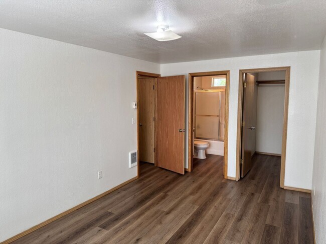 Building Photo - Freshly recently updated 3-bedroom 2-bathroom duplex with garage!