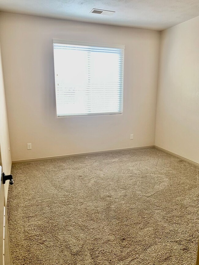 Building Photo - Lovely Home with RV parking in Sky Ridge