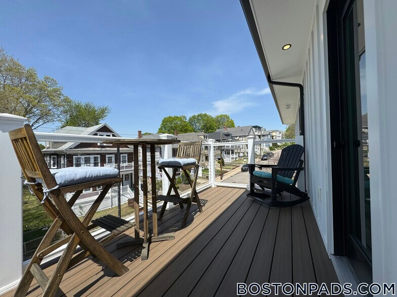 Building Photo - 35 Hunnewell Ave