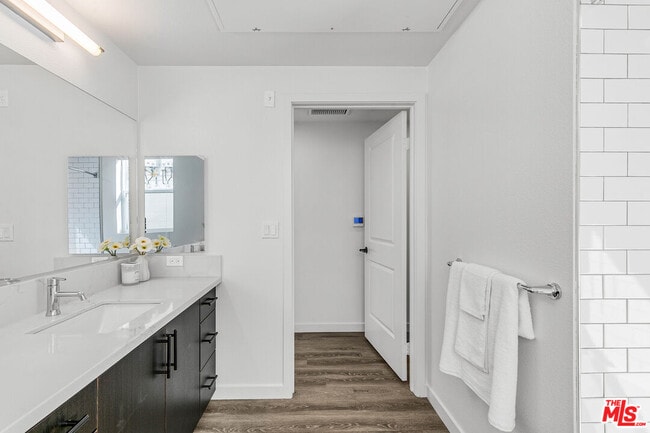 Building Photo - 10824 Blix St