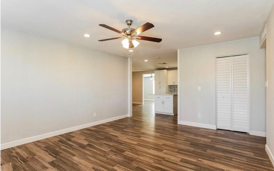 Building Photo - 6103 S Parkside Dr