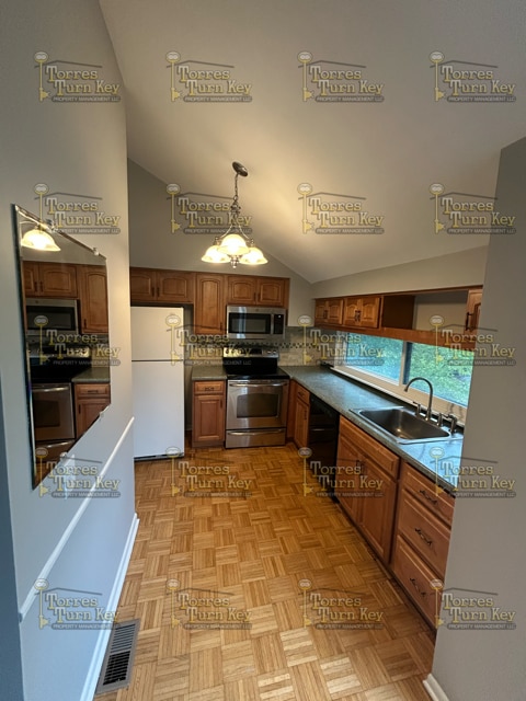Building Photo - 131 Wintergreen Way