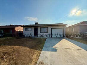 Building Photo - Cute 2 Bed/1 Bath in Lamont w/ RBP/Pest Co...