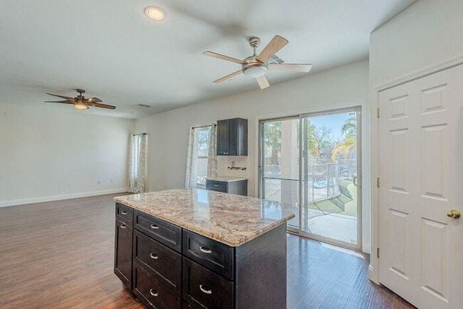 Building Photo - Pending/ Rented - Sahuarita Beauty!