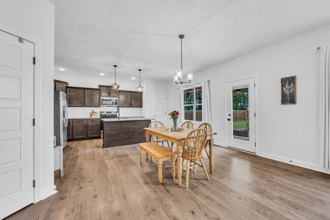 Building Photo - Pet Friendly Three Bedroom!