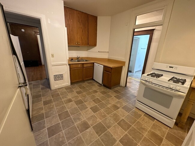 Building Photo - 146 W Gorham St