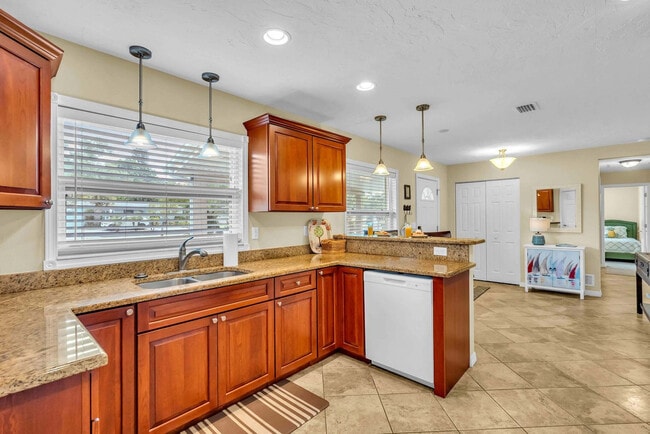 Building Photo - 2852 Gulf Gate Dr